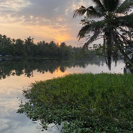 Bed and Breakfast Sunsets And Palm Trees Alappuzha Esterno foto