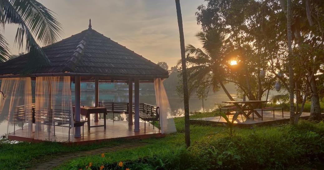 Bed and Breakfast Sunsets And Palm Trees Alappuzha Esterno foto